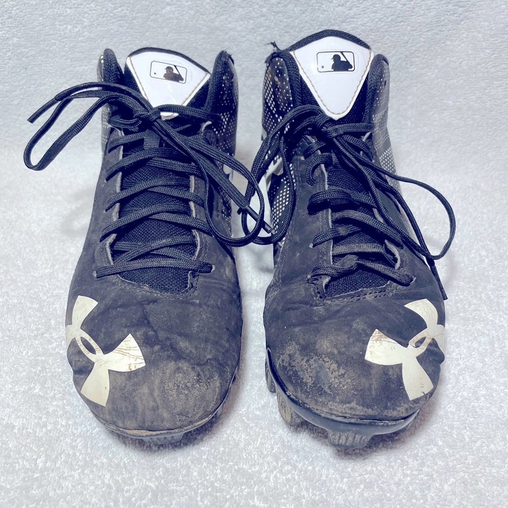 Used Boys size 4 Under Armour baseball cleats  black/white
